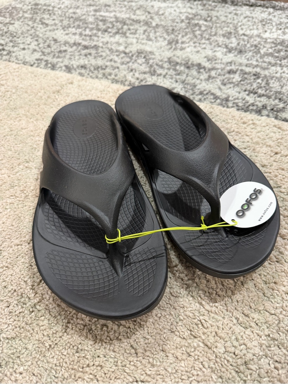OOFOS Black Recovery Flip Sandals NWT - Picture 3 of 4